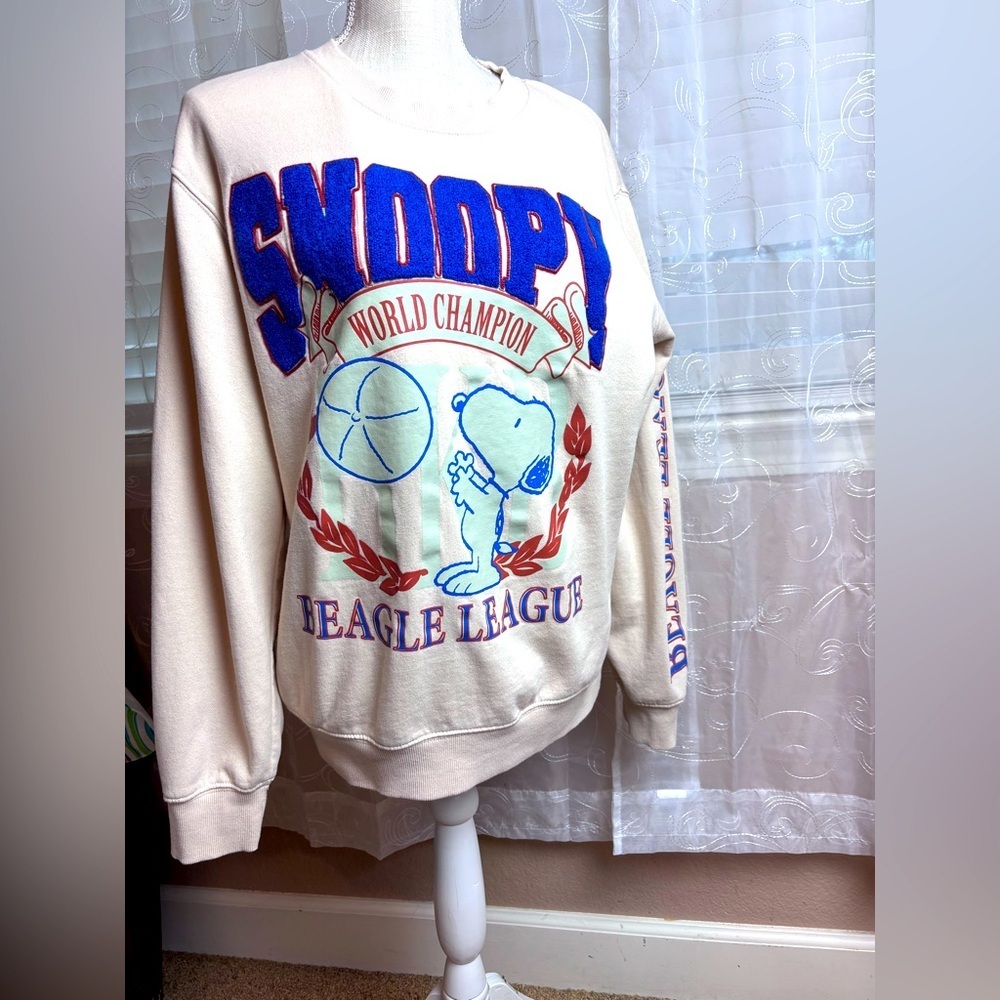 Peanuts Snoopy Beagle League Crewneck Sweatshirt Unisex M, and Snoopy Plush Toy